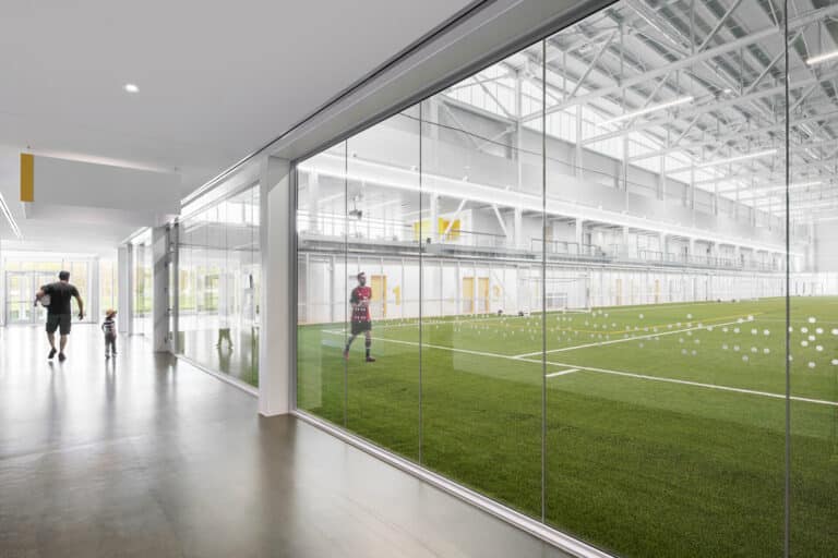 Centre-Sportif-Claude-Beaulieu_Architecture-Batiment-public-Lieu-design-Sport-et-Loisir_Credit-photo-David-Boyer